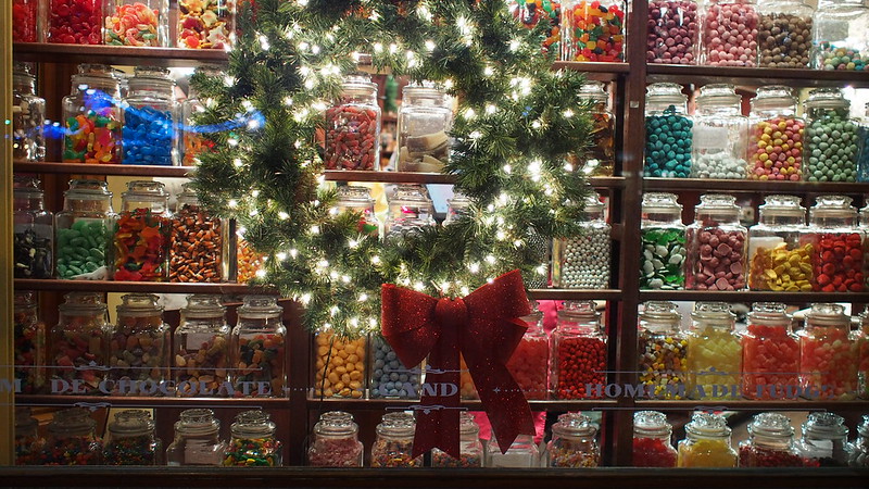 Holiday window displays: Tips for small businesses