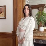 Anne Hathaway announced she is expecting her third child at 43, reigniting public commentary about age, fertility, and women’s reproductive choices.